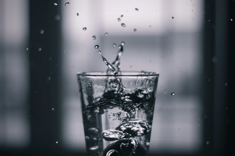 Water spat op uit een glas
